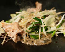 Stir-fried pork and garlic chives