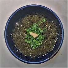 Mozuku seaweed dressed with vinegar