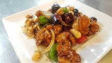 Stir-fried chicken and cashew nuts