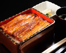 Eel served over rice in a lacquered box