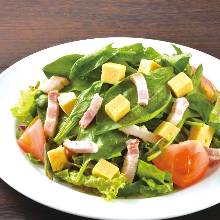 Bacon and spinach salad