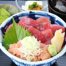 Raw fatty tuna and spring onion rice bowl