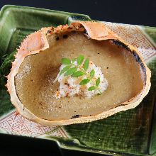 Grilled crab meat and tomalley in shell