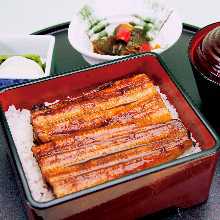 Eel served over rice in a lacquered box