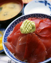 Raw tuna rice bowl