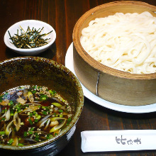 Wheat noodles served on a bamboo strainer with chicken