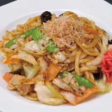 Wheat noodles boiled in a ceramic pot