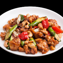 Stir-fried chicken and cashew nuts