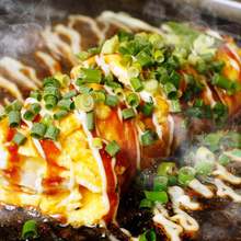 Tonpei-yaki (stir-fried cabbage and meat topped with egg)