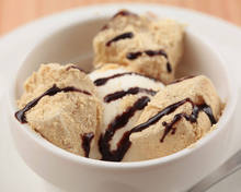 Warabimochi (bracken-starch dumpling covered in sweet, toasted soybean flour)