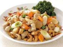 Stir-fried chicken and cashew nuts