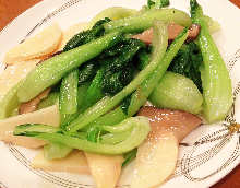 Stir-fried Chinese cabbage and garlic with salt