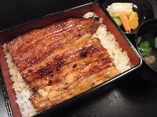 Eel served over rice in a lacquered box