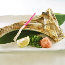 Salted and grilled tuna collar meat