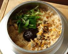 clam meat Kamameshi (pot rice)