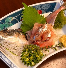 Horse mackerel sugata-zukuri (sliced sashimi served maintaining the look of the whole fish)