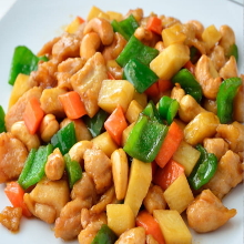 Stir-fried chicken and cashew nuts