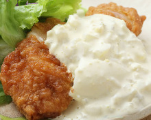 Fried chicken with vinegar and tartar sauce