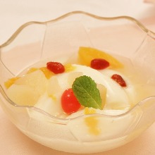 Almond jelly with fruit