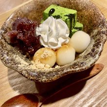 Warabimochi (bracken-starch dumpling covered in sweet, toasted soybean flour)