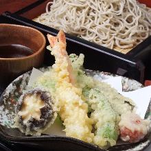 Buckwheat noodles on a bamboo strainer served with Tempura