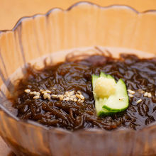 Mozuku seaweed dressed with vinegar