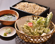 Wheat noodles served on a bamboo strainer with vegetable tempura