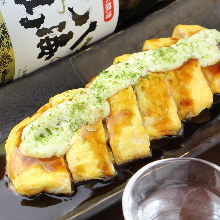 Tonpei-yaki (stir-fried cabbage and meat topped with egg)