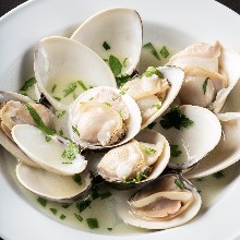 Shellfish steamed with white wine