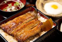 Eel served over rice in a lacquered box