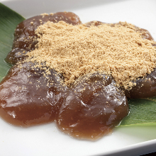 Warabimochi (bracken-starch dumpling covered in sweet, toasted soybean flour)