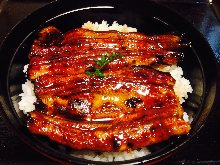 Eel served over rice in a lacquered box