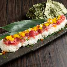 Tuna tartare gunkan sushi rolls