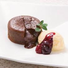 Fondant au chocolat and vanilla ice cream Fondant au chocolat and vanilla ice cream