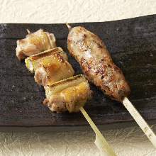 Assorted grilled chicken skewers, 2 kinds