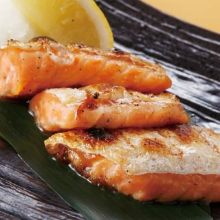 Grilled fatty salmon belly