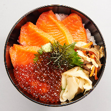 Fatty salmon and salmon roe rice bowl