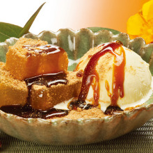 Warabimochi (bracken-starch dumpling covered in sweet, toasted soybean flour)