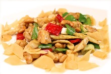 Stir-fried chicken and cashew nuts