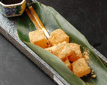 Warabimochi (bracken-starch dumpling covered in sweet, toasted soybean flour)