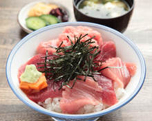 Raw tuna rice bowl