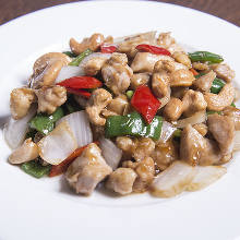 Stir-fried chicken and cashew nuts