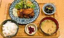 Fried chicken with vinegar and tartar sauce set meal