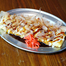 Tonpei-yaki (stir-fried cabbage and meat topped with egg)