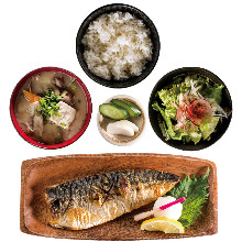 Salt-grilled smoked mackerel set meal