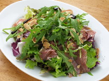 Arugula and prosciutto salad