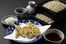 Buckwheat noodles on a bamboo strainer served with Tempura