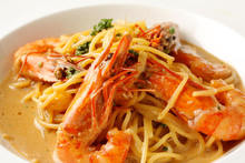 Pasta with freshwater prawns in American-style sauce