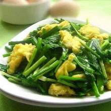 Stir-fried egg with garlic chives