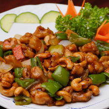 Stir-fried chicken and cashew nuts